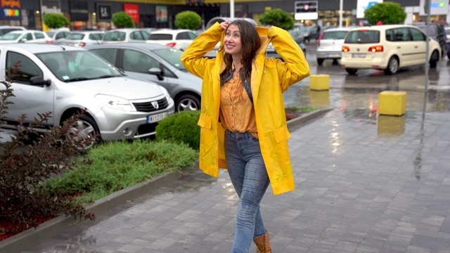 年轻女子在雨中行走视频下载