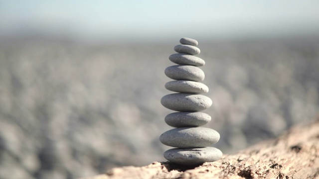 一堆岩石在海滩上保持平衡。视频素材