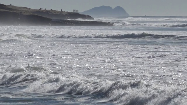汹涌的海浪在海湾上流动视频下载