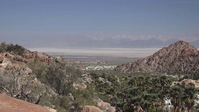 从沙漠山脉缩小到加州的红色落基山视频下载