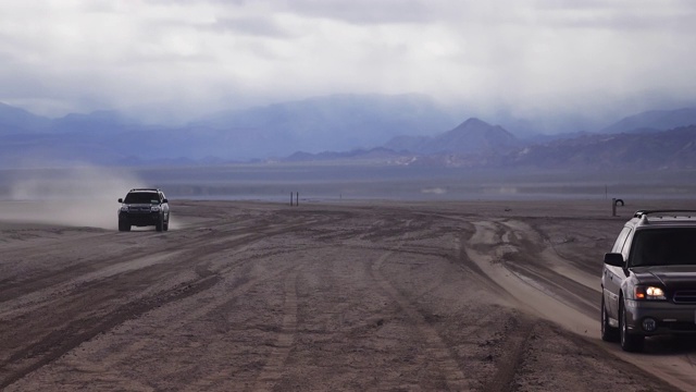 越野车在沙漠中朝着相机行驶视频下载