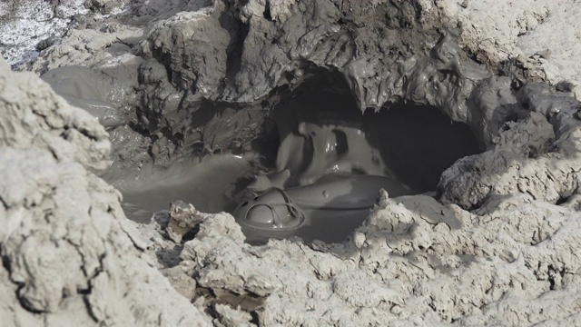 热泥浆间歇泉在一个小洞里将脏水煮沸视频下载