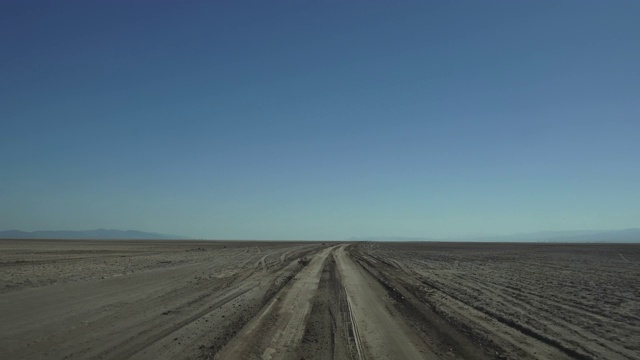 瓜达卢佩一辆高速汽车穿越沙漠的视频视频下载