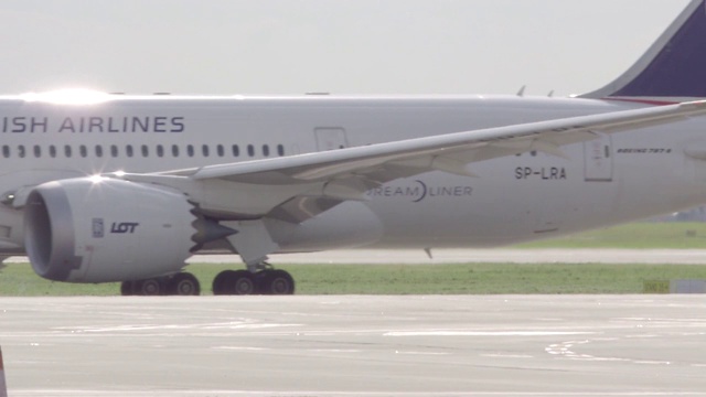 飞机在机场滑行视频素材