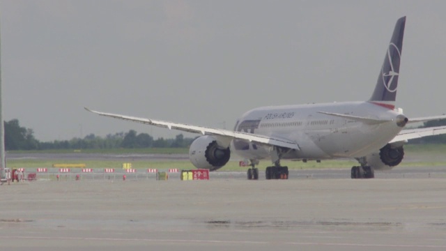 飞机在机场滑行视频素材