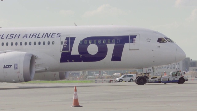 波兰航空公司的飞机在机场视频素材
