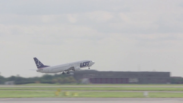 波兰航空公司飞机起飞了视频素材