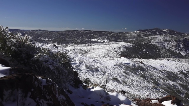 在加州，有雪山的美丽风景视频下载