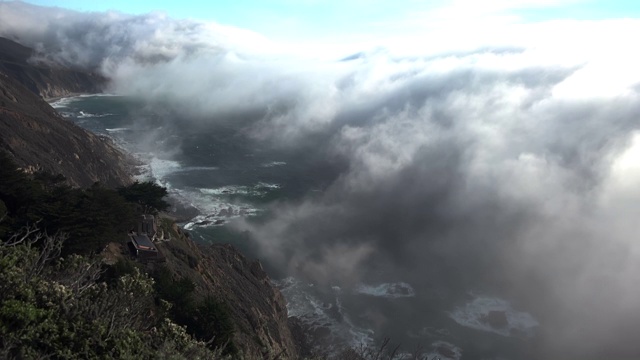 巨大的云爬上落基山脉视频下载