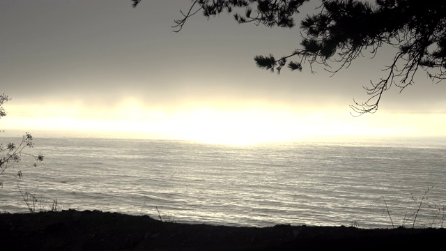 一个美丽的多云日落在海上的惊人的观点视频下载