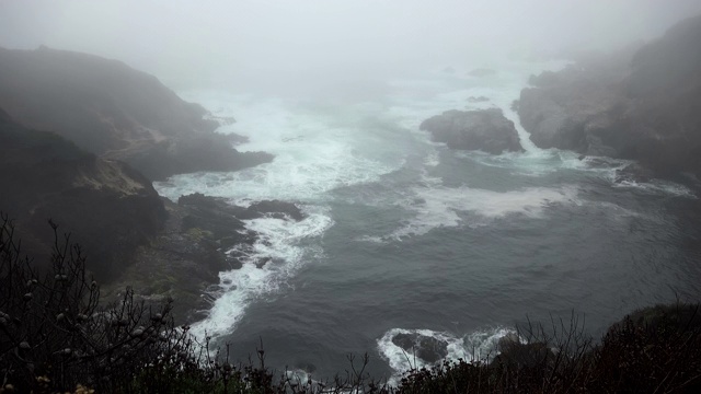 泡沫波通过一个多雾的海湾视频下载