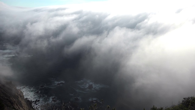 巨大的云爬上落基山脉视频下载