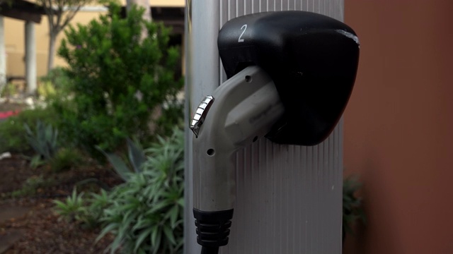 电动汽车充电点:电动汽车的插头视频下载
