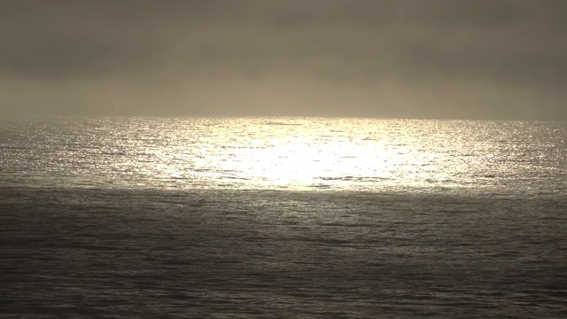 令人叹为观止的美丽多云的日落在海上视频下载