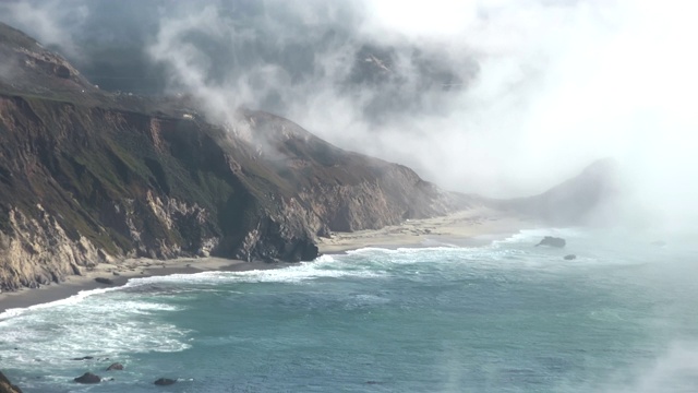 泡沫的海浪击中了一个多雾的悬崖视频下载