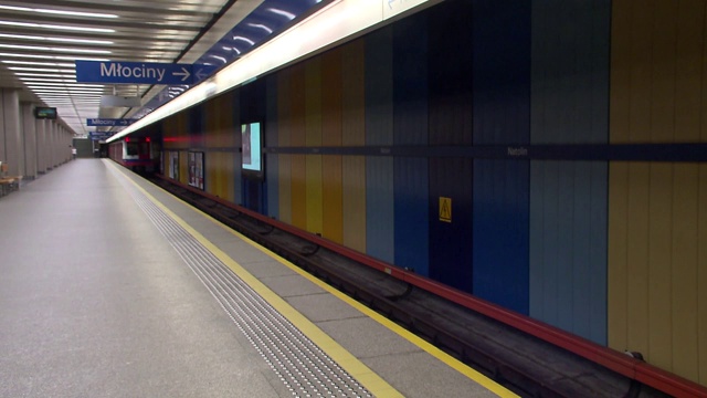 地铁列车出站视频素材