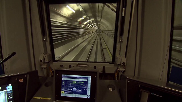 乘坐地铁的地下视频素材