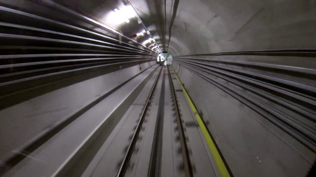 穿过地下的地铁列车视频素材