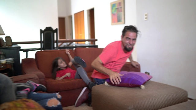 家人一起在家里玩枕头大战视频素材