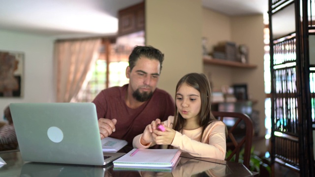 父亲帮助女儿做作业视频素材