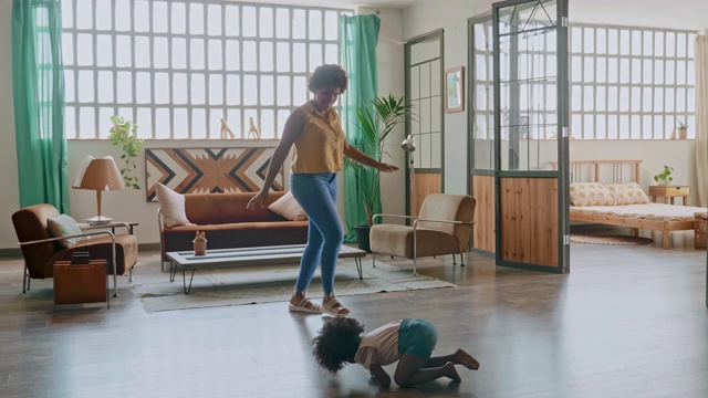 母亲和女儿之间有趣的纽带在家里跳舞视频素材