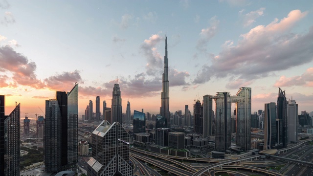 T/L高角度的迪拜天际线在日出/迪拜，阿联酋视频素材