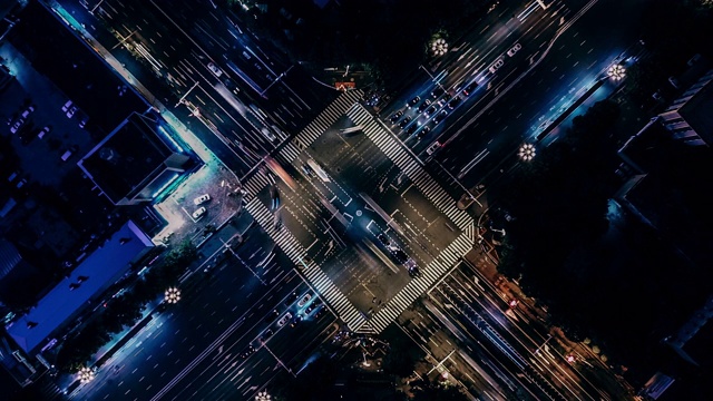T/L无人机视角下的城市街道十字路口在夜间视频素材
