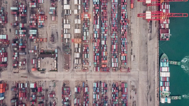 T/L PAN无人机视角与集装箱船繁忙的工业港口视频素材