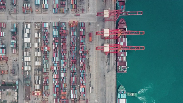 T/L PAN无人机视角与集装箱船繁忙的工业港口视频素材