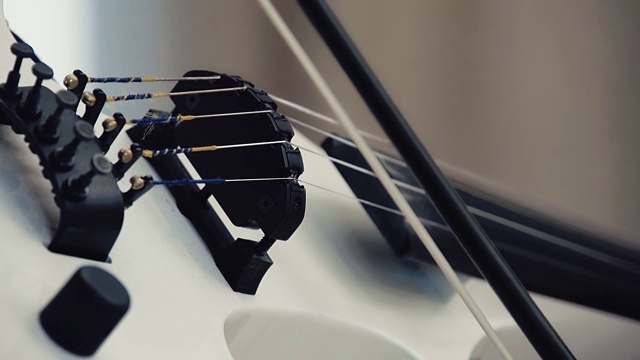 近观现代白色小提琴手视频下载