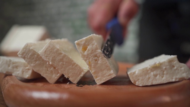 男人在木板上切一片完美的奶酪视频下载