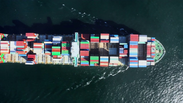 无人机飞过一艘装满货物集装箱的集装箱船视频素材