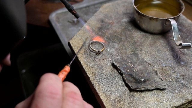 婚礼戒指抛光的特写由高加索珠宝商孤立，4k镜头视频素材