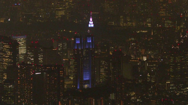 天线，东京Met政府大楼点亮蓝色，东京，日本视频下载