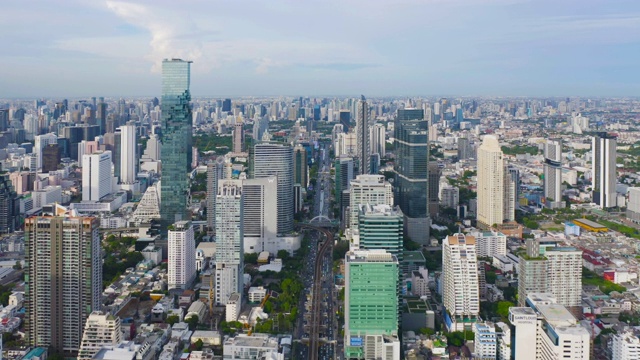 鸟瞰图曼谷市区天际线与道路街道高速公路。泰国。亚洲智慧城市的金融区和商业中心。日落时分的摩天大楼和高层建筑。视频下载