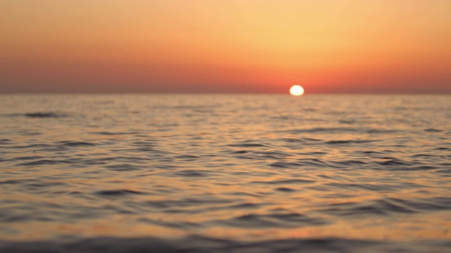 克罗地亚亚得里亚海上平静的日落视频素材