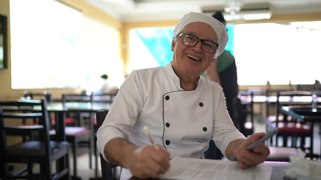 一个厨师控制餐厅财务的肖像视频下载
