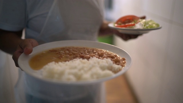 服务员端着新鲜米饭和豆制品视频下载