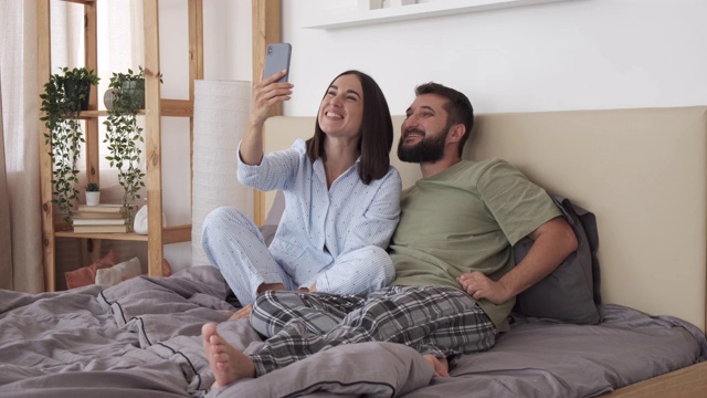 夫妇视频聊天用手机在家里库存视频视频素材