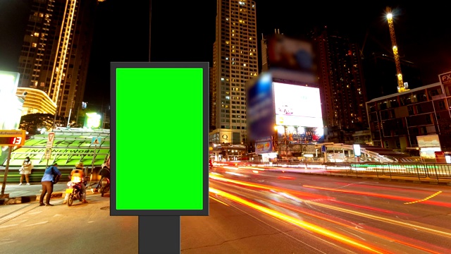 时间流逝，交通长曝光在道路与广告牌绿幕用于广告的街道标志在城市。视频下载