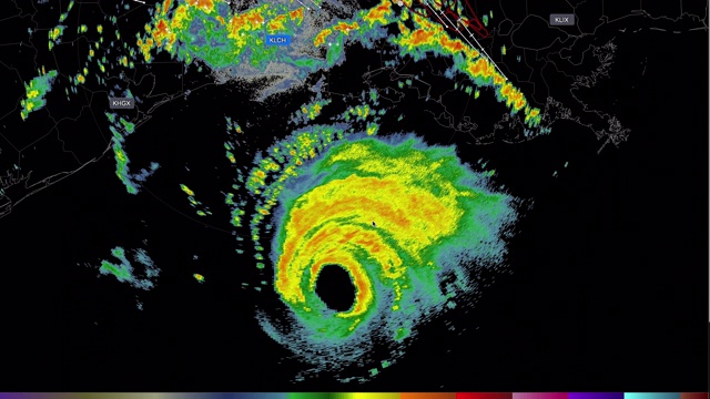 桌面电脑气象雷达应用程序显示，飓风劳拉于2020年8月26日入侵美国，并在路易斯安那州引发了龙卷风警报视频下载