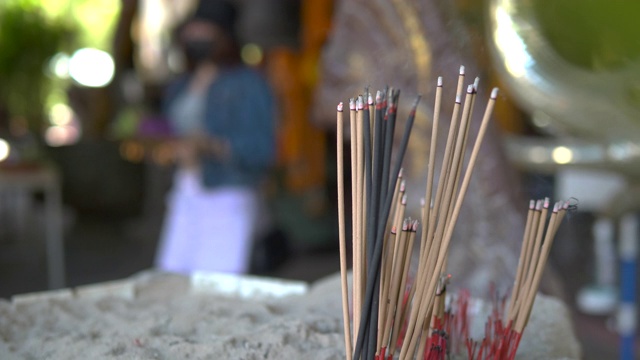 亚洲佛教香在寺庙的特写视频素材