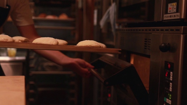 在小面包店做面包视频下载