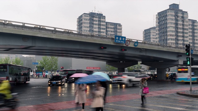 时光流逝，四同桥车流，中关村街道(中国的硅谷)，雨景视频素材