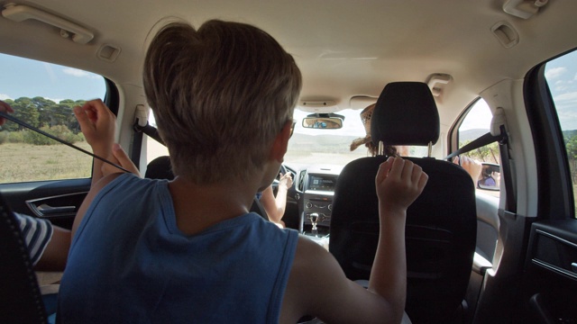 快乐玩耍的孩子们乘车旅行视频素材