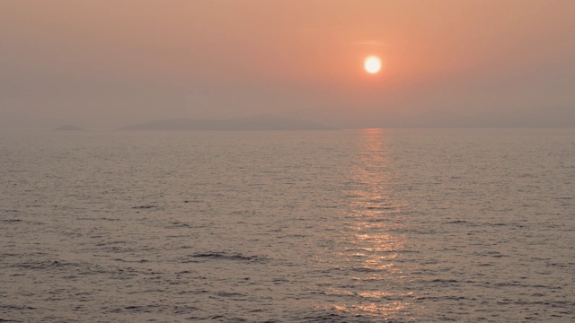 克罗地亚亚得里亚海平静海面上的日落视频素材