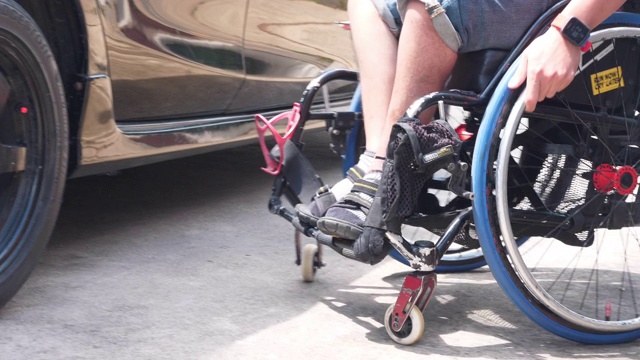 轮椅残疾人可以自己下车视频下载