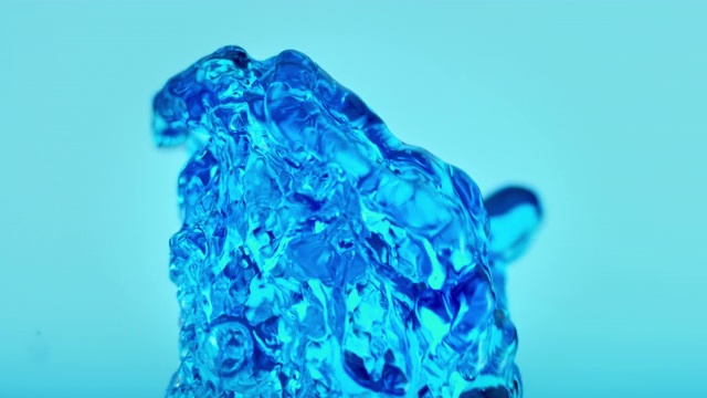 SLO MO LD蓝色的水溅在蓝色的背景视频下载