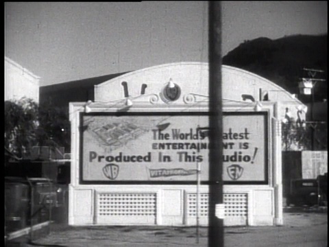 1930年的Driver's POV经过华纳兄弟的摄影棚，上面写着“华纳兄弟和第一国家电影公司之家”的大字。视频下载