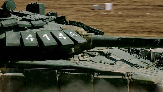 重型坦克在移动中从炮塔机关枪开火视频下载